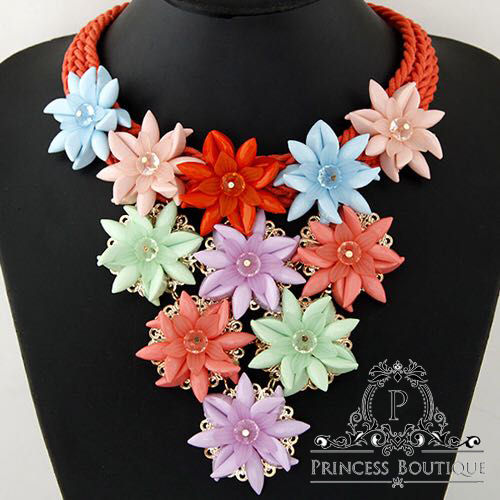 Collar con flores de color.jpg