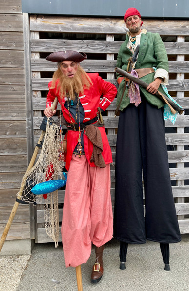 Pirates sur échasses.jpeg
