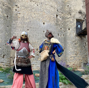 Les artistes, saltimbanques échassiers et jongleurs, habillés de costumes du Moyen-Age déambulent dans les rues, dansent accompagnés de musique médiévale.