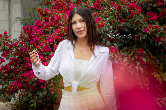 retrato femenino con luz natural y flores