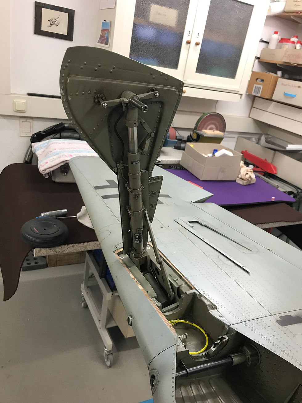 Aufgeklapptes fertiges Fahrwerk, lackiert ohne Rad