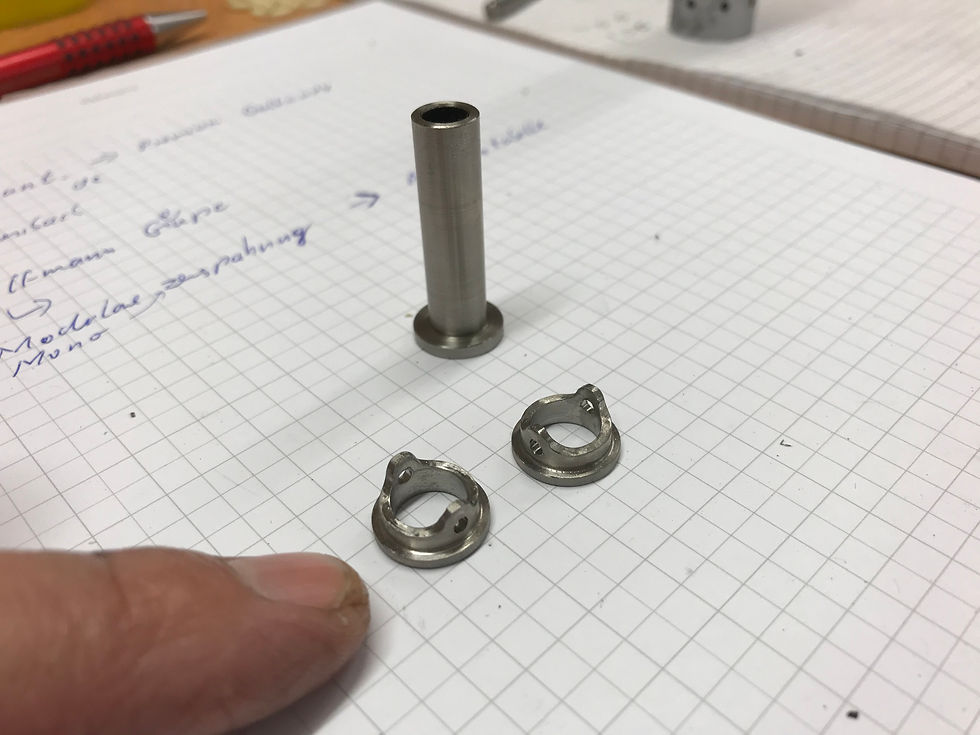 Modell-Radachse als Hohlwelle mit Sicherungsendstück (siehe Finger) mit den Schraubenlöchern