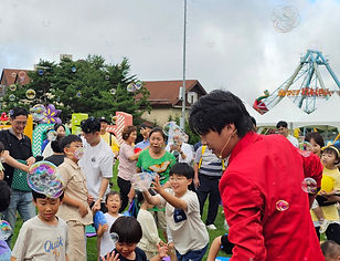 현장감있는_비눗방울공연을하는_마술사모습_클로즈업.jpg