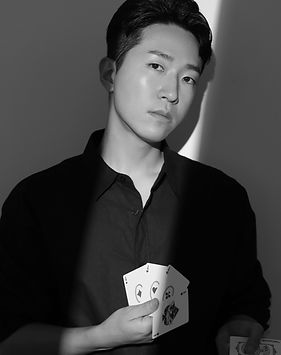 김관호마술사_정면프로필_흑백사진.jpg