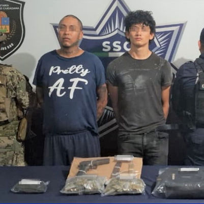 Pistolero y cómplice son atorados con una 9 milímetros y 84 bolsitas de mota