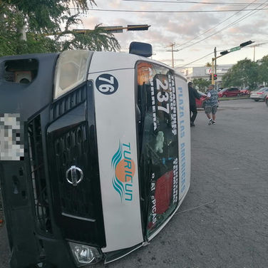 Inicia el año Turicun con el pie izquierdo; chofer causa accidente y queda volcado   