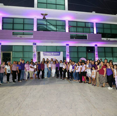 Encabeza Blanca Merari encendido de luces en el Palacio Municipal