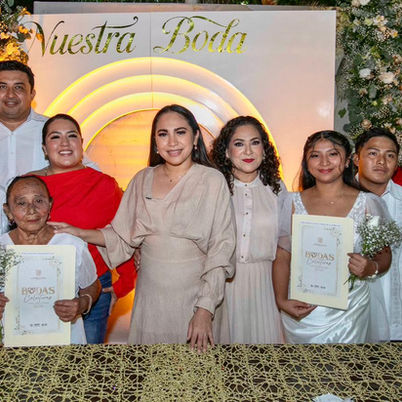 Agasaja Mary Hernández a los nuevos esposos; 47 parejas unieron sus vidas en bodas colectivas