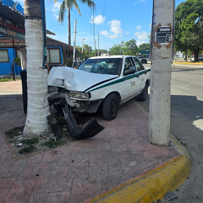 Se "duerme" taxista en el volante; terminó estrellado contra palmera 