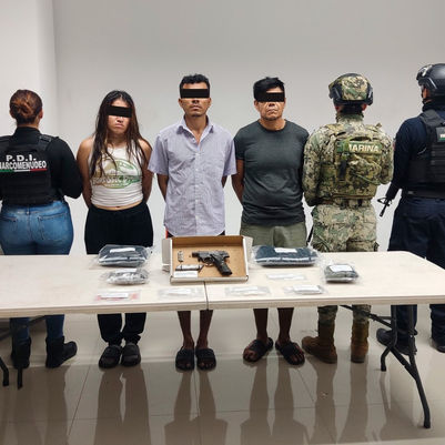 Atoran a 8 en tres cateos; aseguraron droga y una pistola