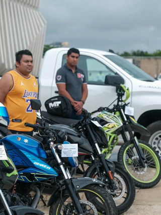 Entrega Mara Lezama vehículo y motocicletas a sus propietarios que fueron robados