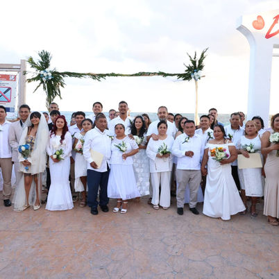 Unieron sus vidas 23 parejas frente a la “Ventana al Mar”; Blanca Merari madrina de la boda