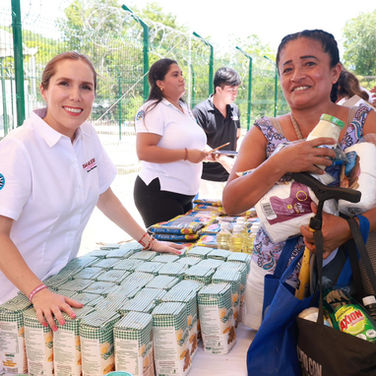 Cambian material reciclable por productos básicos en "Tiendita Ecológica"