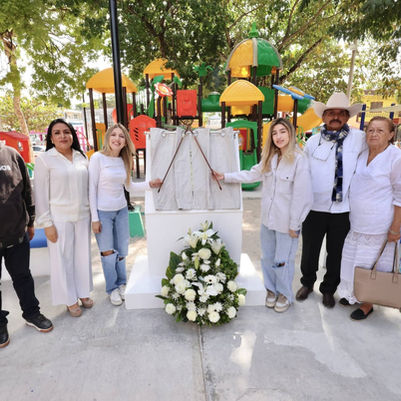 Develan placa de nombramiento del parque “Ignacio Jasaffat Sánchez Cordero”