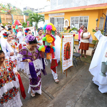 Agremiados y alcaldesa del Ayuntamiento realizan procesión, misa y vaquería