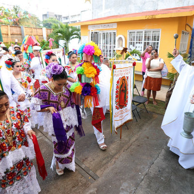 Agremiados y alcaldesa del Ayuntamiento realizan procesión, misa y vaquería