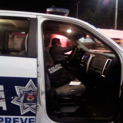 Siguen los ladrones con uniforme atacando al ciudadano; motociclista no quiso mocharse y lo querían 