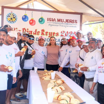 Convive alcaldesa con empleados municipales en corte de Rosca de Reyes