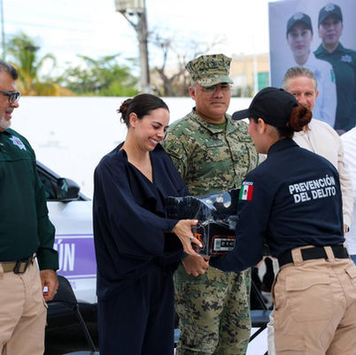 Dota Ana Paty de uniformes a las y los policías municipales