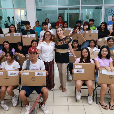 Entrega computadoras Atenea Gómez a las y los jóvenes de Zona Continental