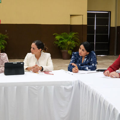 Se reúne gobernadora con las y los presidentes municipales; pactan estrategias 