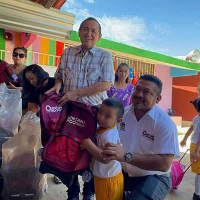 Entrega alcalde próximo útiles escolares a las y los pequeñitos; fue a nombre de la gobernadora