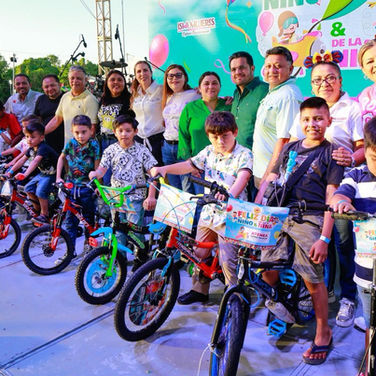 Agasaja Gobierno Municipal a infantes en su día con regalos y concierto de “Picus”