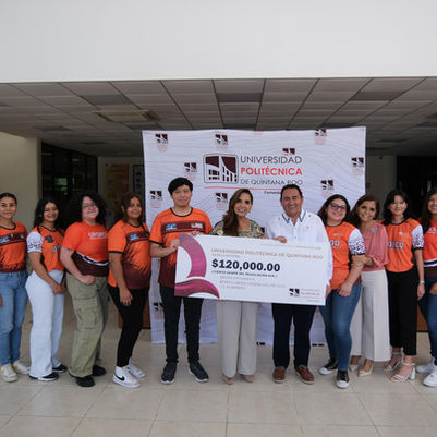 Celebra gobernadora junto con estudiantes el 15 Aniversario de Universidad Politécnica 