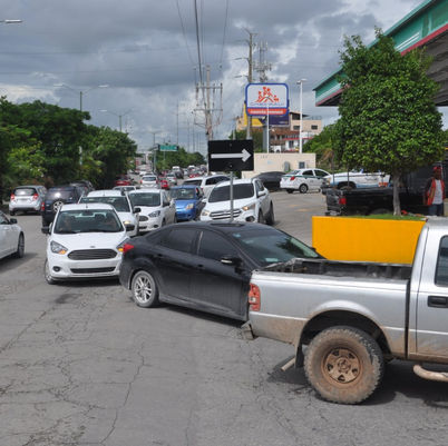 Personal de la FGE abusa de la "charola"; en sentido contrario y doble fila; viola reglame
