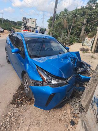 Se distrae mujer al volante; se estrella contra un poste de la CFE