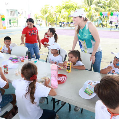 Convive Atenea Gómez con niñas y niños del curso de verano “Baaxlo’ob Paalalo’ob”