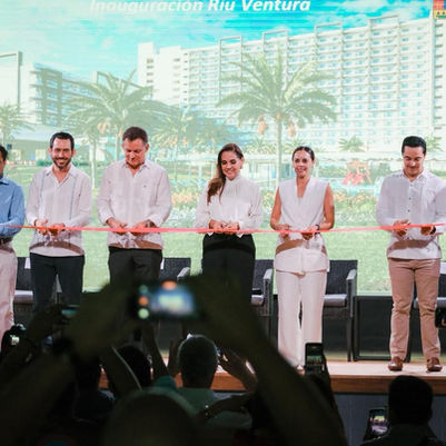 Inauguran Hotel Riu Ventura en Cancún; acompaña gobernadora al corte del listón