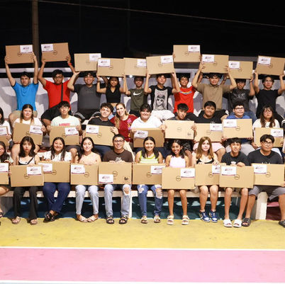 Cumple el Municipio con los jóvenes estudiantes; entregó 300 computadoras 