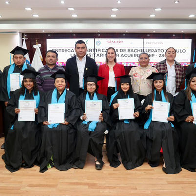 Reconoce Atenea Gómez esfuerzo académico de jóvenes y adultos; entregó reconocimiento de su graduación 