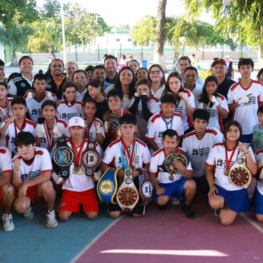 Estrenan uniformes alumnos de la Escuelita Deportiva de Ciudad Mujeres; los dona Ayuntamiento