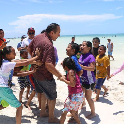 Convive alcalde en el "paraíso" con las y los niños de "baaxlo'ob paalalo'ob"