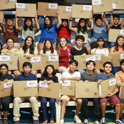 Cumple Gobierno Municipal con entrega de computadoras a jóvenes  