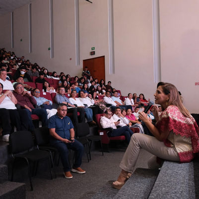 Le da Mara Lezama bienvenida a 2 mil 217 estudiantes de la UQROO