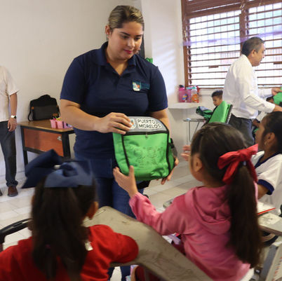 Estrenan estudiantes de Leona Vicario Kits con loncheras y termos