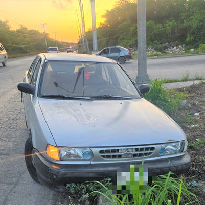 Pestañazo o borrachazo; dejan Nissan montado en la guarnición 
