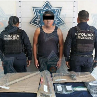 En “bronca” sujeto que causó daños en Notaría; lo acusan de robo