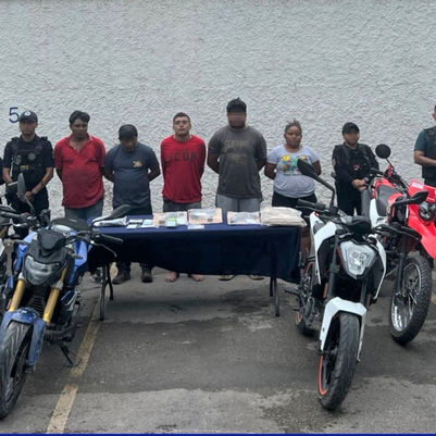 Apañan a ladrones de motos; tenían varias robadas, droga, y arma de fuego real y réplicas 