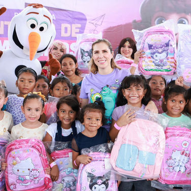 En puerta entrega mochilas y computadoras “Transformando la Educación”