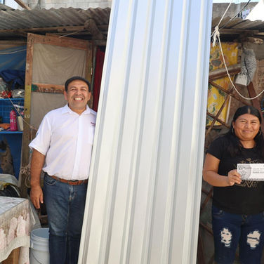 Fortalece Atenea Gómez la protección de viviendas con entrega de láminas de zinc