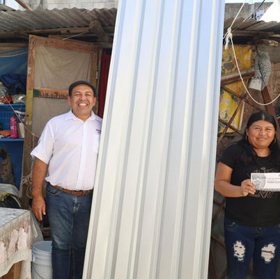 Fortalece Atenea Gómez la protección de viviendas con entrega de láminas de zinc