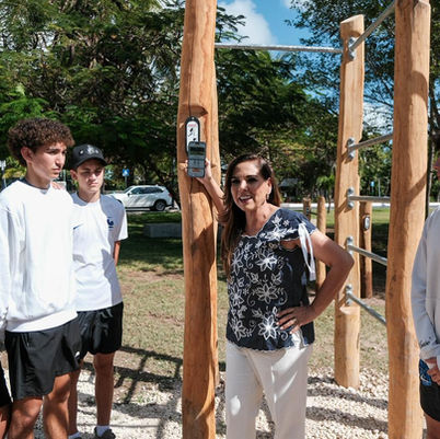Renovado gimnasio al aire libre en la entrada de Zona Hotelera; lo recorre Mara Lezama