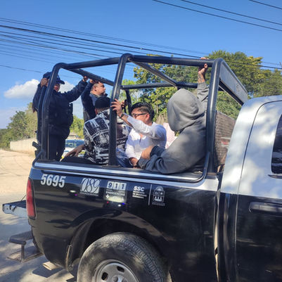 Movilización por disparos en prolongación De La Luna; en cateo atoran a sujetos según con droga