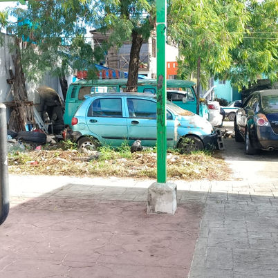 Mecánico se apodera de áreas comunes en Las Palmas; dicen que se mocha con la autoridad
