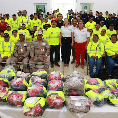 Dota Atenea Gómez de uniformes a trabajadores operativos del Ayuntamiento