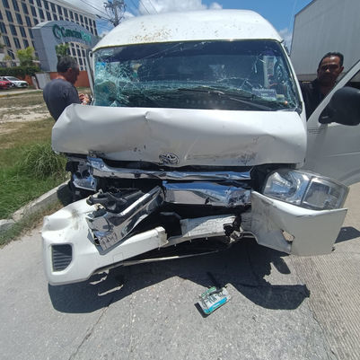 Velocidad e imprudencia deja 9 lesionados; una Van se impacta atrás de un trailer